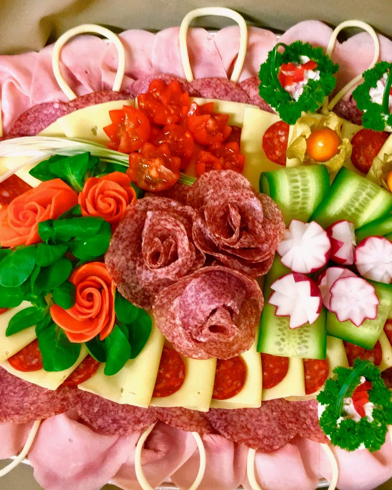 Šunkovo-syrová misa so salámovými ružičkami