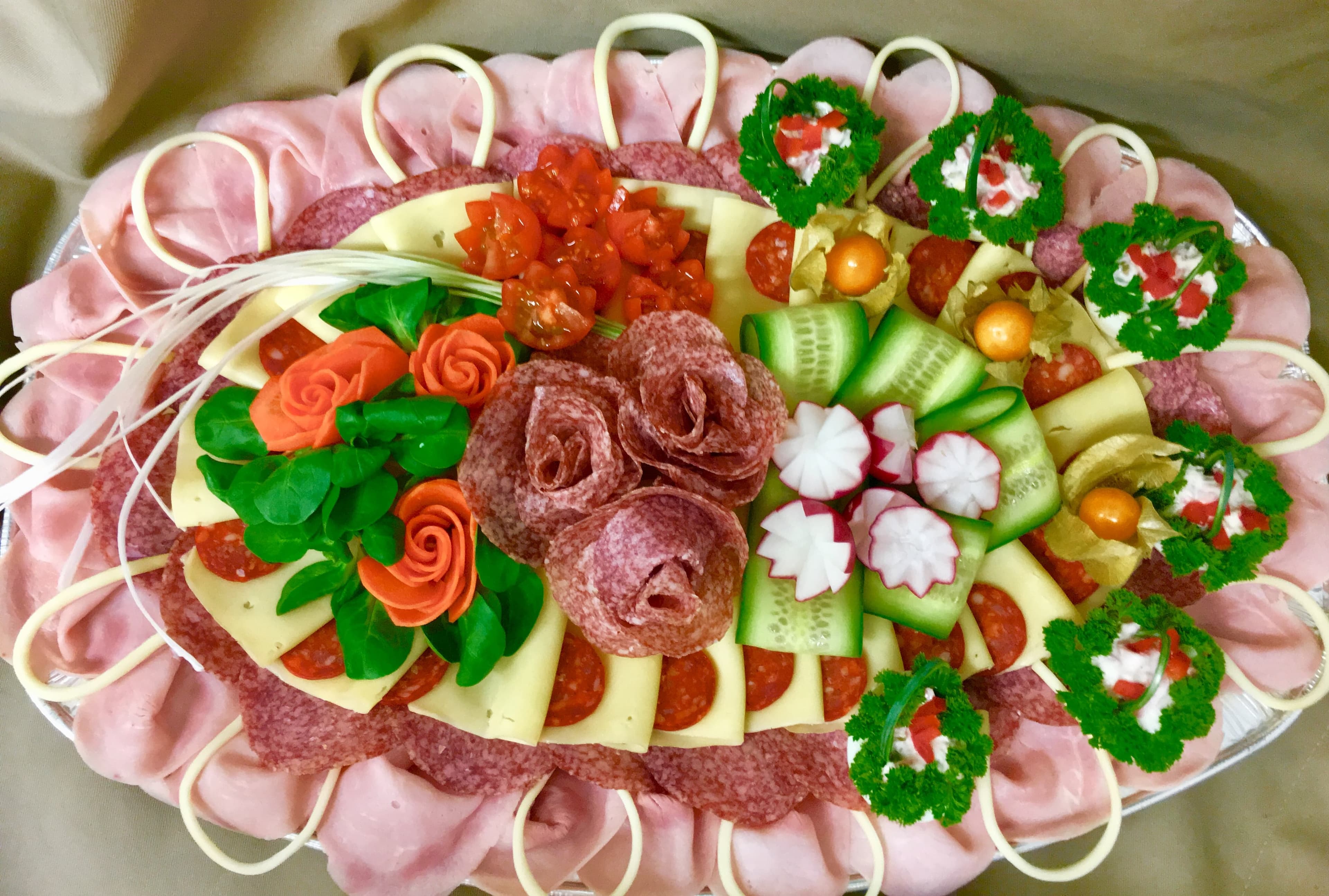 Obložené misy pre spoločnosti