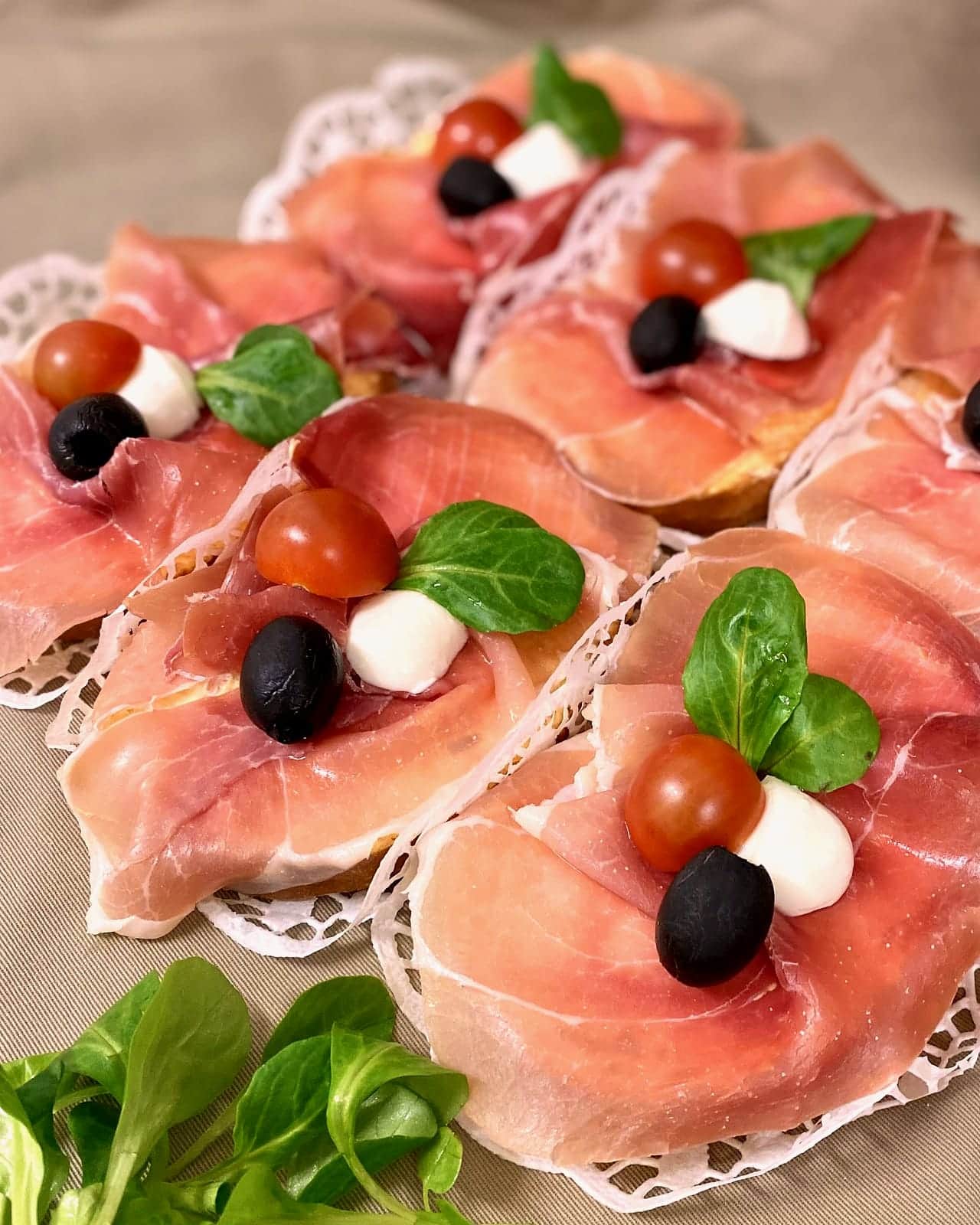 Chlebíčky s prosciuttom, mini mozzarellou, cherry rajčinou a olivou