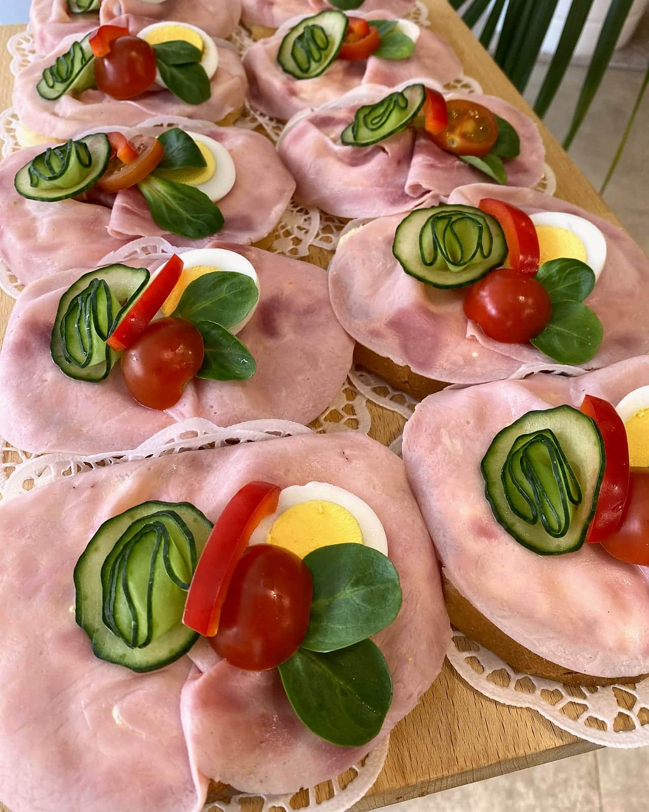 Šunkové chlebíčky s pomazánkou, vajíčkom a uhorkou