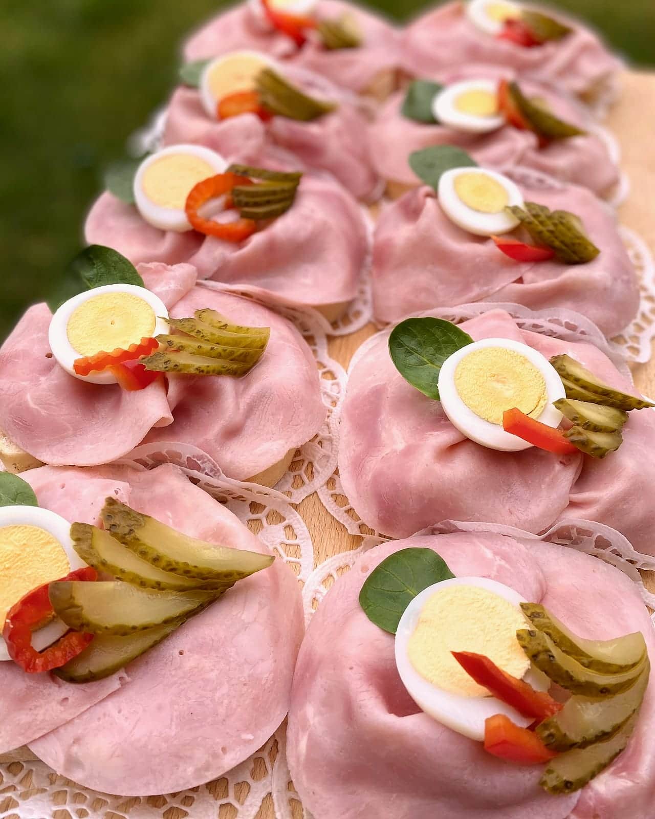 Šunkové chlebíčky s vlašským šalátom, vajíčkom a zaváranou uhorkou